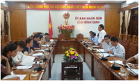 Ảnh: Họp bàn tổ chức thu phí tại Trung tâm Phục vụ hành chính công tỉnh