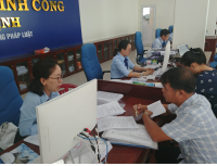 Ảnh: Tiếp nhận hồ sơ tại Trung tâm Phục vụ hành chính công tỉnh