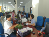 Ảnh: Khách hàng giao dịch tại Trung tâm Phục vụ hành chính công tỉnh
