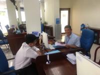 Ảnh: 1. Tiếp nhận hồ sơ tại Trung tâm Phục vụ hành chính công tỉnh