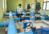 Cán bộ kỹ thuật kiểm tra thiết bị máy móc tại Dự án cấp nước sinh hoạt ven biển Phù Mỹ có nhà máy đặt tại xã Phù Mỹ Đông trước khi đưa vào chạy thử. Ảnh: T.L