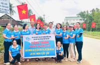 Hội Liên hiệp phụ nữ phường Bồng Sơn thực hiện tuyến đường cờ tại khu phố Phụ Đức. Ảnh: ĐVCC