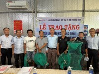Đại diện các đơn vị trao tặng túi lưới thu gom rác thải cho các chủ tàu