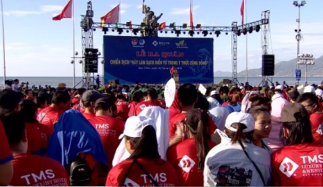 Lễ ra quân Chiến dịch “Hãy làm sạch biển từ trong ý thức cộng đồng”. Ảnh: B.P