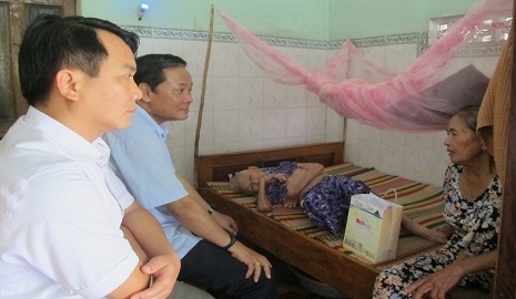 Đoàn công tác của Sở TN&MT thăm hỏi, tặng quà Mẹ VNAH Lâm Thị Tuổi. Ảnh: Đ.K