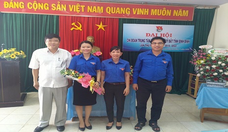 Đ/c Trương Xuân Hồng Hải và Đ/c Hồ Đắc Khánh chúc mừng Bí thư và Phó Bí thư khóa mới, nhiệm kỳ 2019-2022. Ảnh: P.V.S