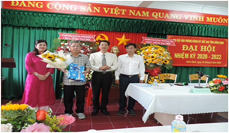 Đ/c Lê Văn Tùng - Bí thư Đảng ủy,Giám đốc Sở TN&MT tặng hoa Bí thư chi bộ Văn phòng ĐKĐĐ tỉnh Bình Định nhiệm kỳ 2017 - 2020