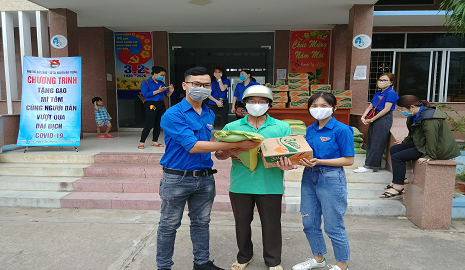 Ảnh: Đoàn viên thanh niên trao quà cho người dân