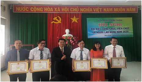 Ảnh: Giám đốc Sở TN&MT trao danh hiệu tập thể lao động xuất sắc cho các tập thể có thành thích xuất sắc năm 2019