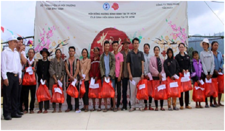 Ông Trần Kỳ Quang - Phó Giám đốc Sở Tài nguyên và Môi trường tặng quà Tết cho bà con Làng Chồm (Ảnh:TV)