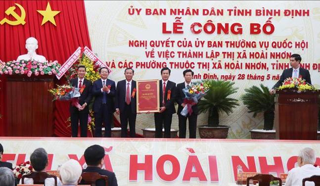 Ảnh: Lễ công bố Nghị quyết của UBTV Quốc hội về việc thành lập thị xã Hoài Nhơn