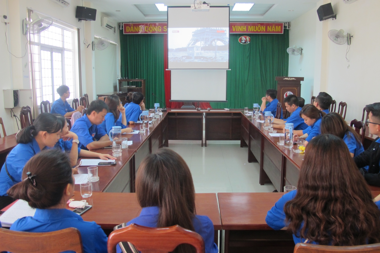 Ảnh: Đoàn viên thanh niên xem phim tài liệu về cuộc đời, sự nghiệp Chủ tịch Hồ Chí Minh
