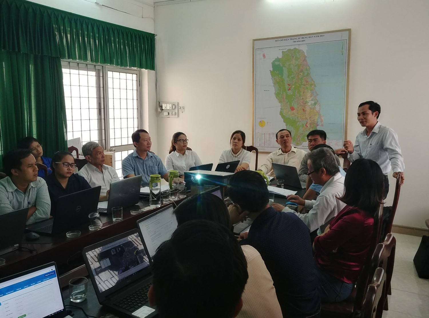 Ảnh: Đại diện VNPT giải đáp thắc mắc của các đơn vị trong sử dụng dịch vụ công trực tuyến