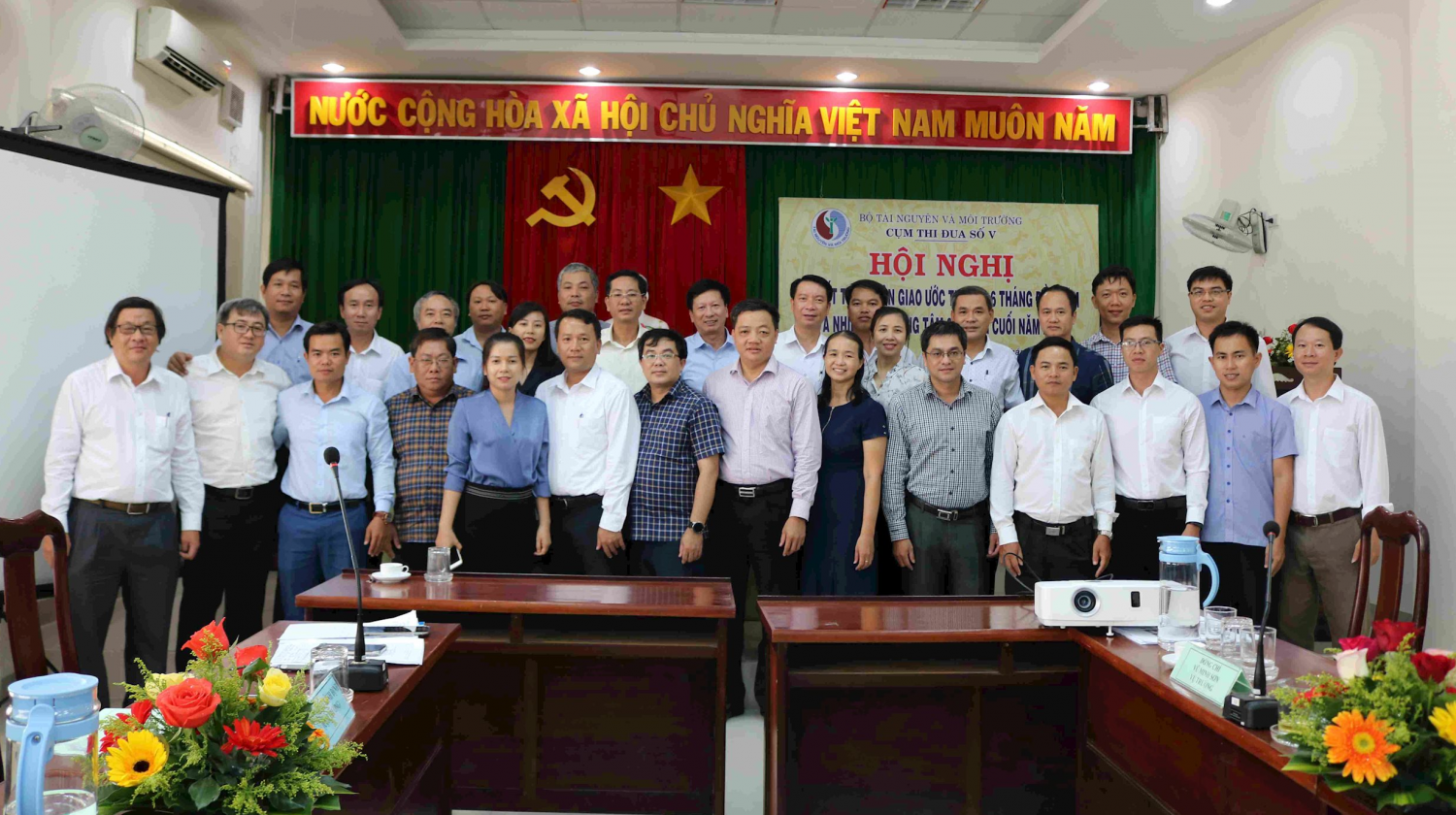 Đ/c Vũ Minh Sơn - Vụ trưởng Vụ Thi đua, Khen thưởng và Tuyên truyền chụp ảnh cùng Cụm thi đua số V (TV)
