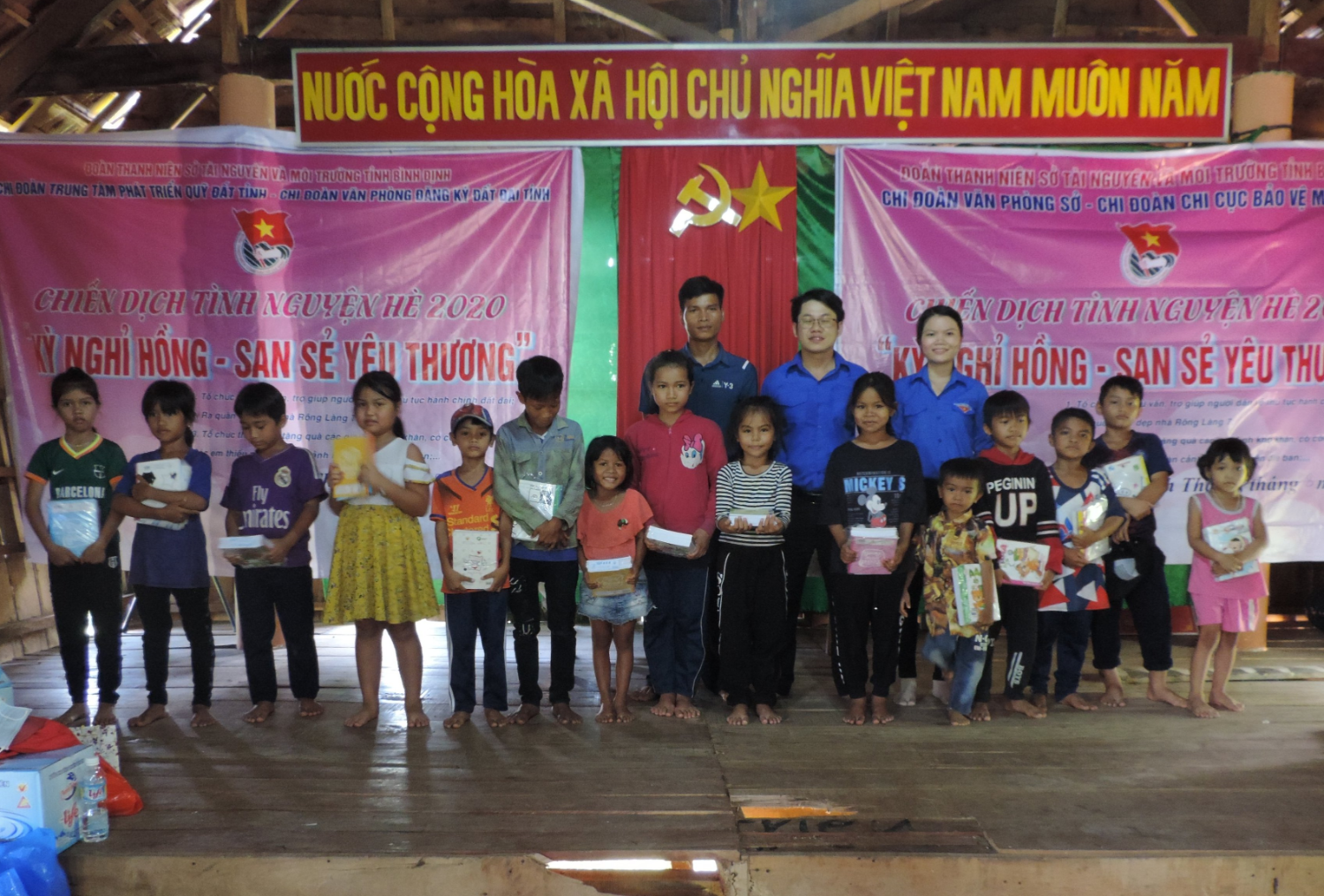 Ảnh: Đoàn Sở TN&MT tặng vở cho các em học sinh làng 7
