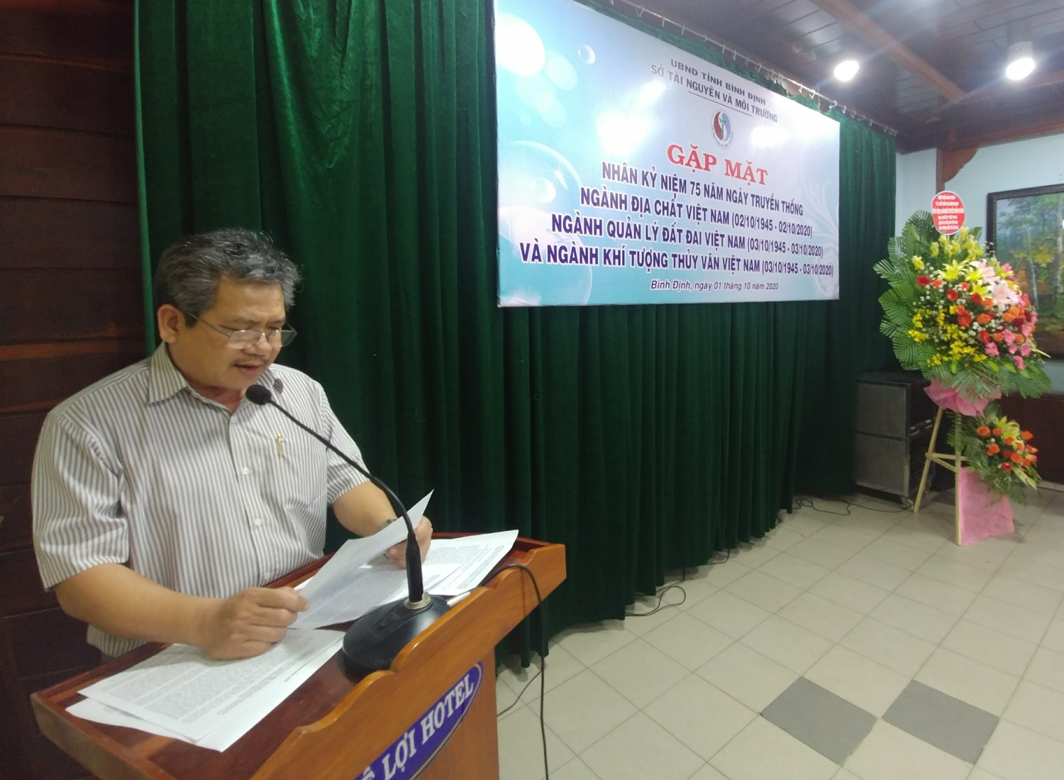 Ảnh: Đ/c Huỳnh Quang Vinh – PGĐ Sở TN&MT đọc thư chúc mừng của lãnh đạo Đảng, Nhà nước và Bộ Tài nguyên và Môi trường