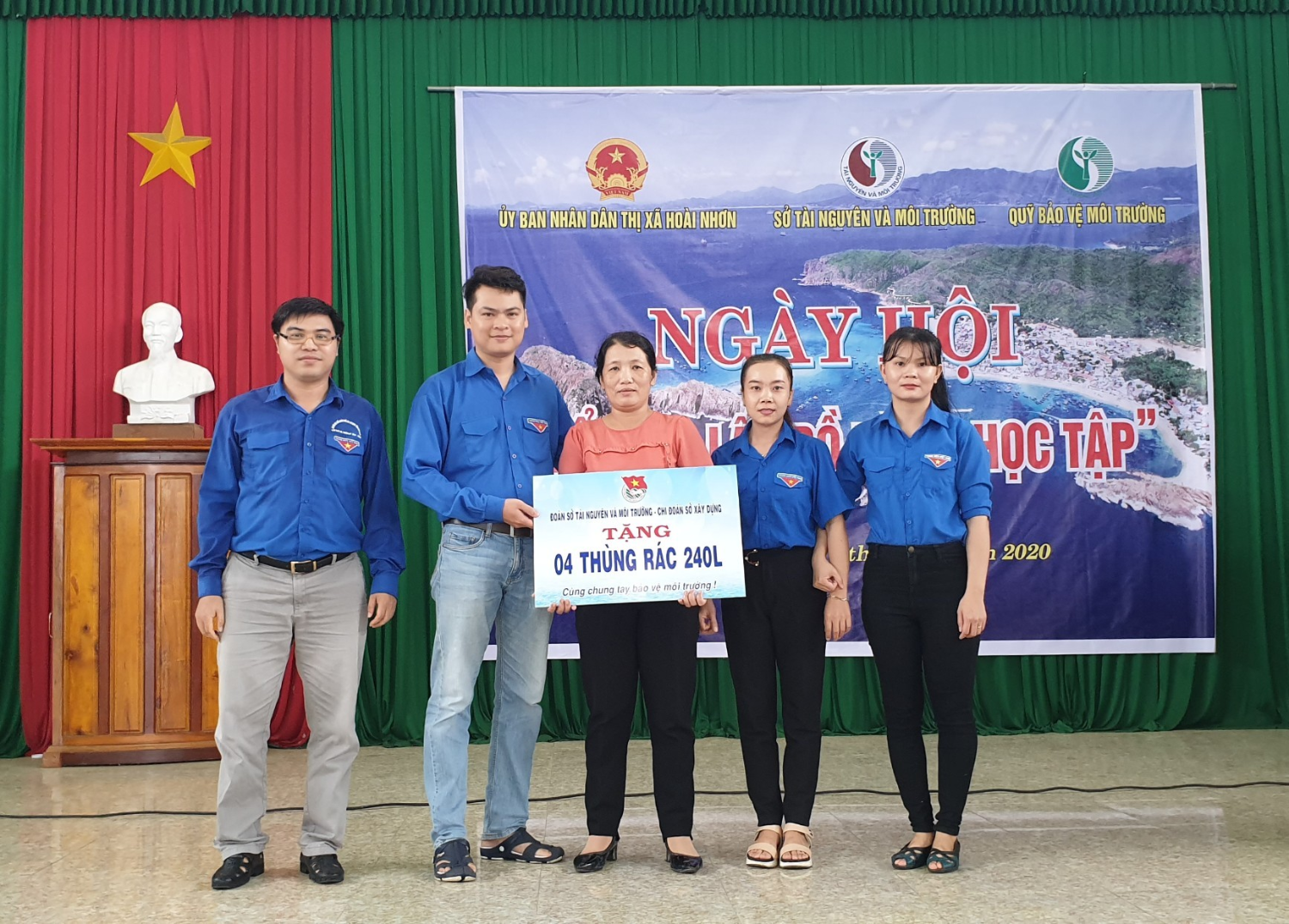 Ảnh: 5. Trao tặng thùng rác cho UBND phường Tam Quan Bắc