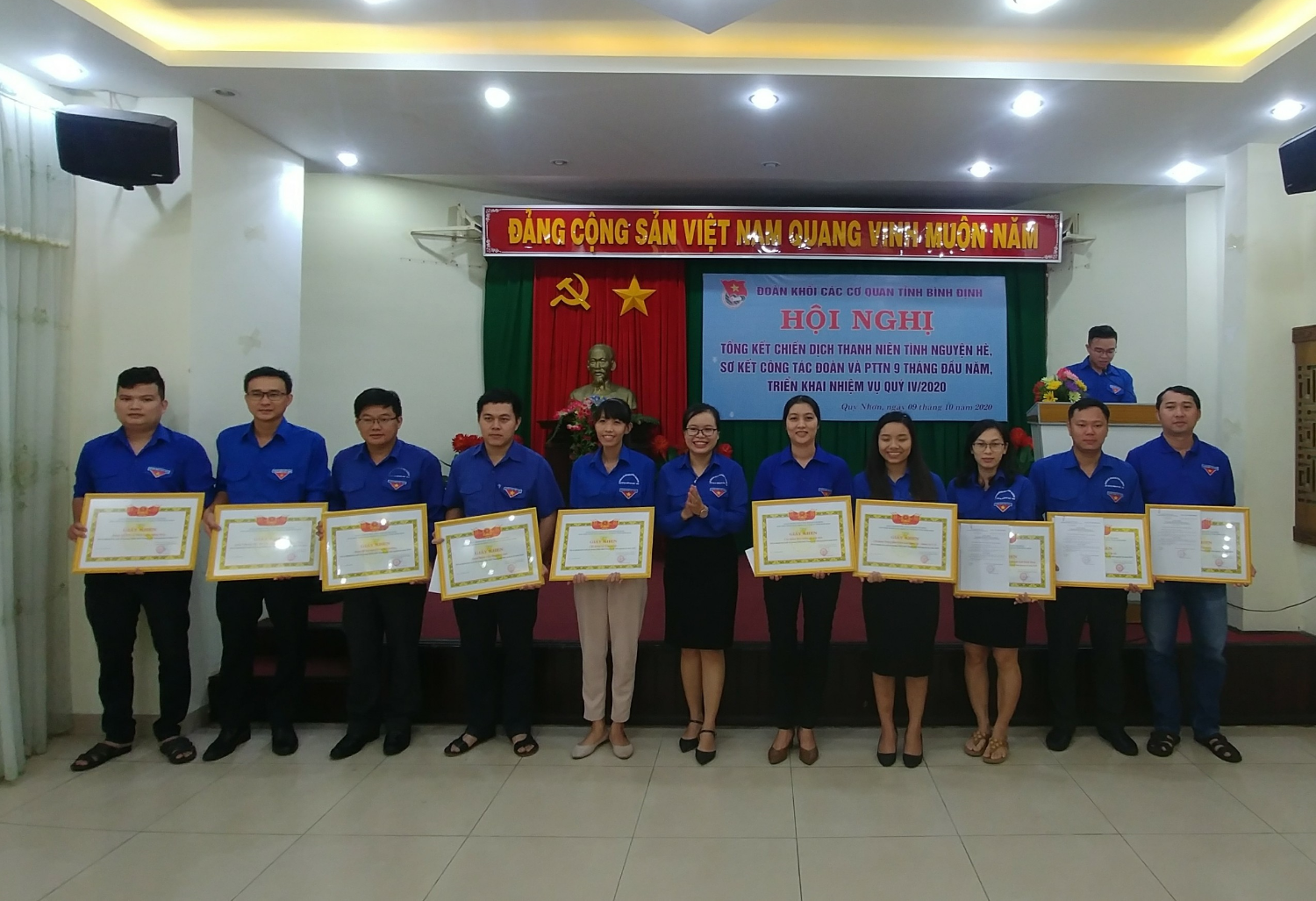 Ảnh: Đại diện các cơ sở đoàn nhận giấy khen của Đoàn Khối các cơ quan tỉnh