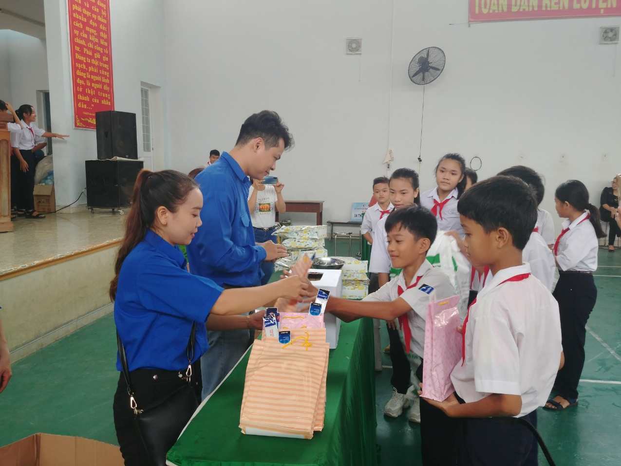 Ảnh: Các em học sinh đổi rác lấy đồ dùng học tập