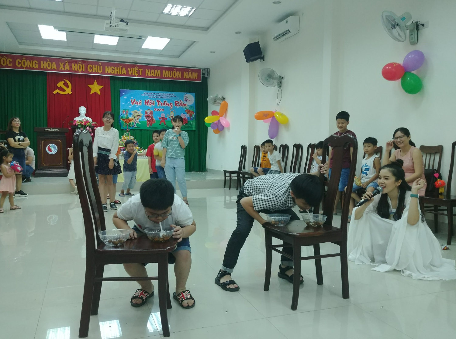 Ảnh: Các em thiếu nhi tham gia trò chơi