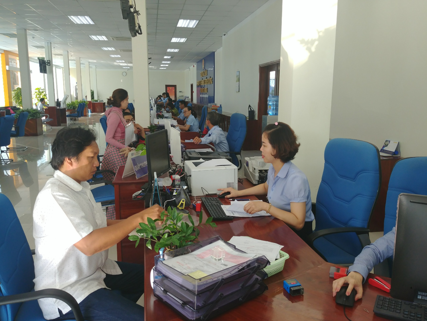 Ảnh: Khách hàng giao dịch tại Trung tâm Phục vụ hành chính công tỉnh