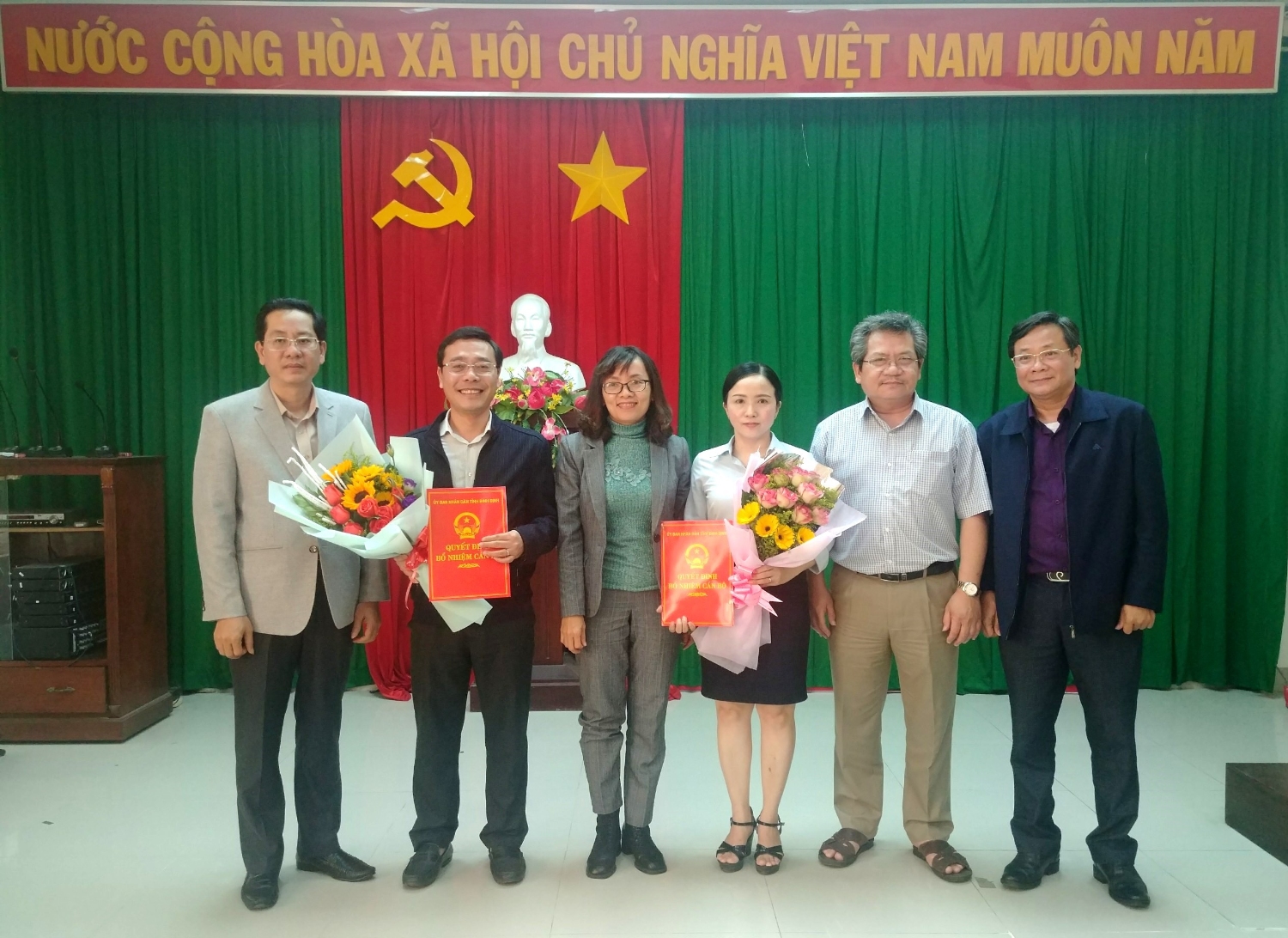 Ảnh: Lãnh đạo Sở TN&MT tặng hoa chúc mừng các đồng chí được bổ nhiệm