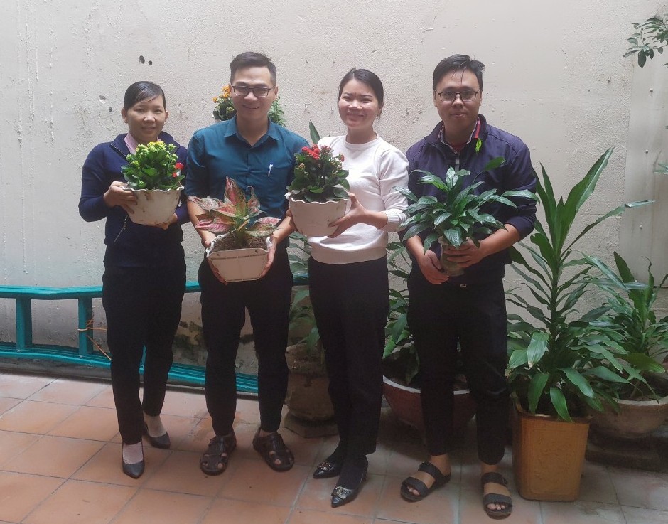 khanh004 thanh nien trong cay xanh tao canh quang