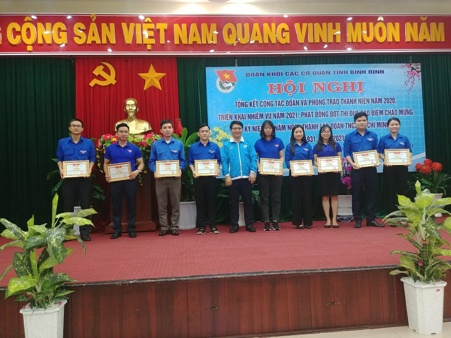 Ảnh: Đ/c Lương Đình Tiên – Phó Bí thư Tỉnh đoàn trao giấy khen cho các cơ sở Đoàn trực thuộc Đoàn Khối