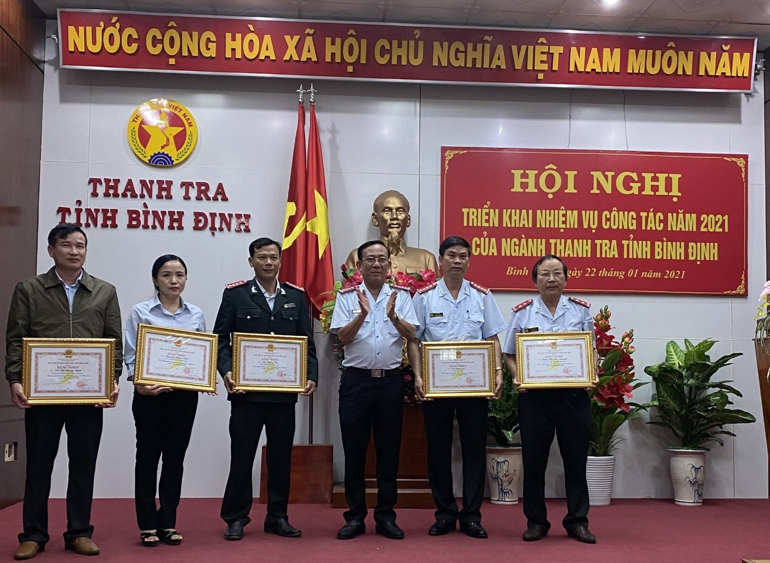 Ảnh: Trao bằng khen của Chủ tịch UBND tỉnh cho các cá nhân có thành tích xuất sắc trong công tác thanh tra giai đoạn 2018 - 2020
