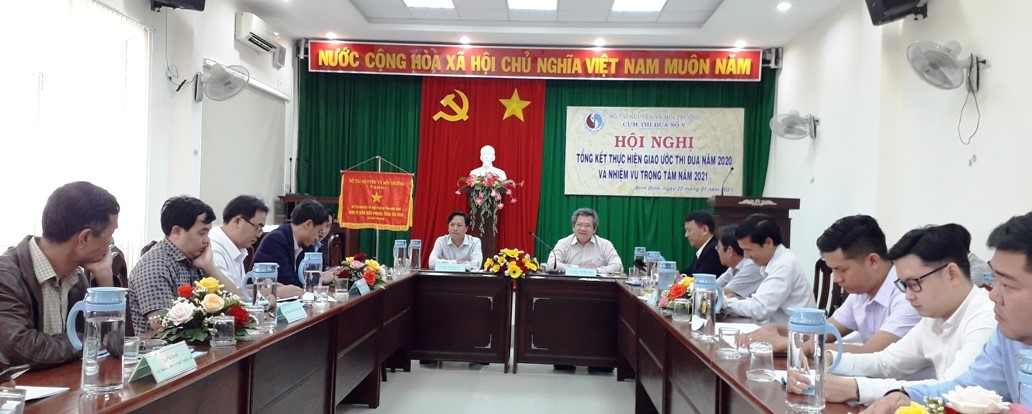 Ông Huỳnh Quang Vinh - Phó Giám đốc Sở TN&MT Bình Định (Cụm trưởng) và ông Ngô Quang Phú - Phó Giám đốc Sở TN&MT Phú Yên (Cụm phó) đồng chủ trì Hội nghị (Ảnh:TV)