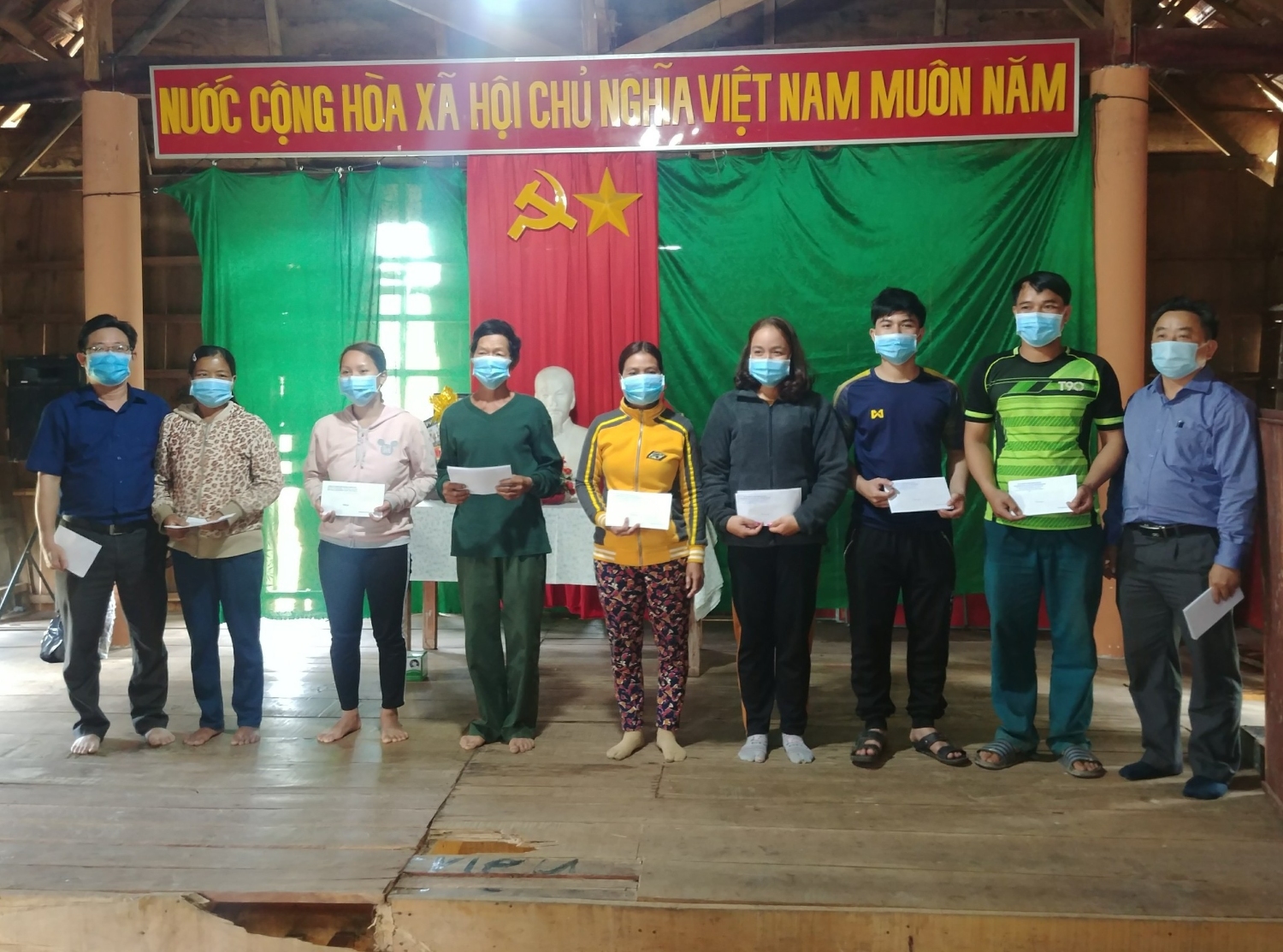 Văn phòng Đăng ký đất đai và Đoàn Sở Tài nguyên và Môi trường phối hợp thăm, chúc Tết đơn vị kết nghĩa