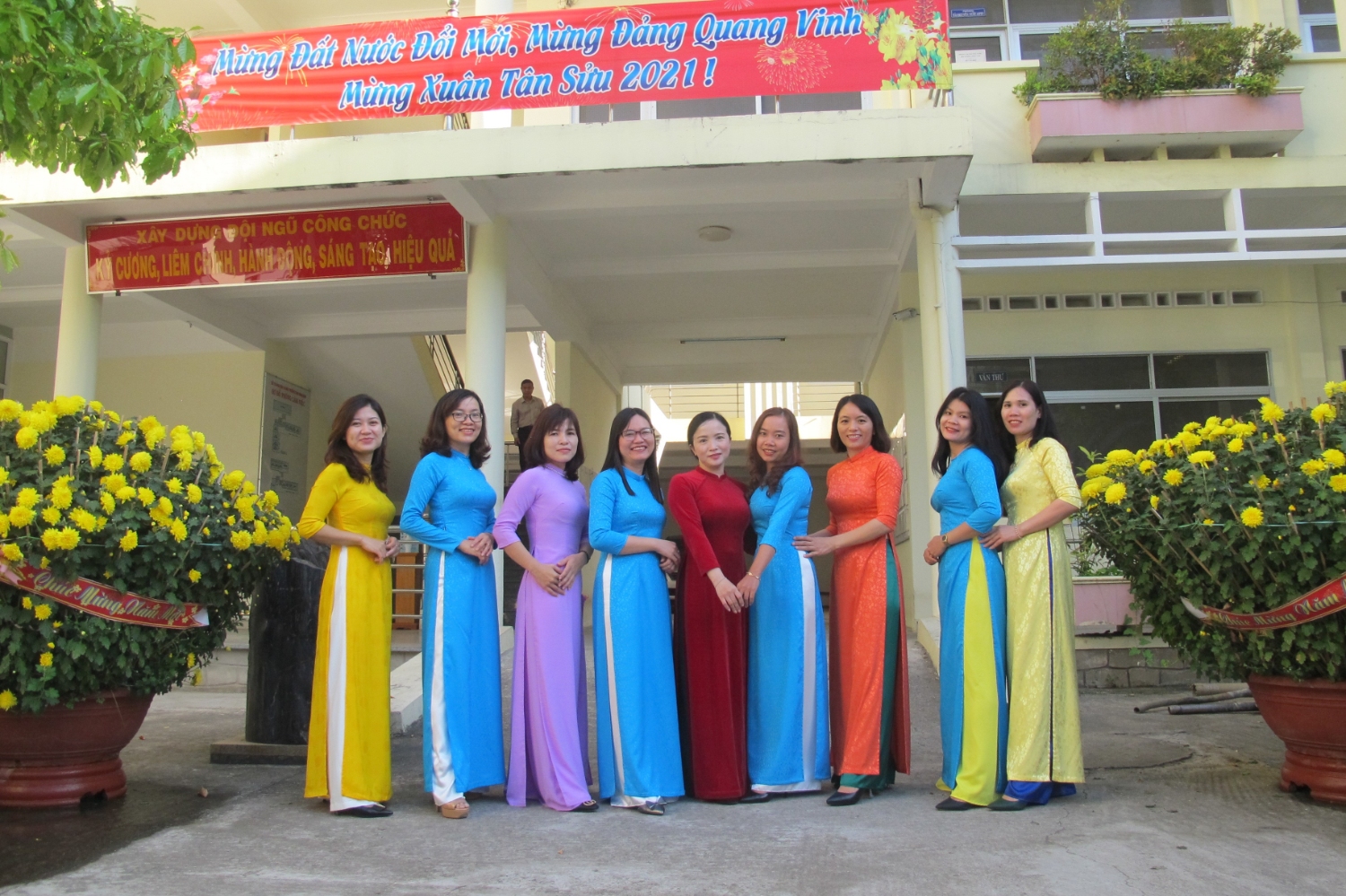 Ảnh: Công chức nữ Sở Tài nguyên và Môi trường duyên dáng trong tà áo dài