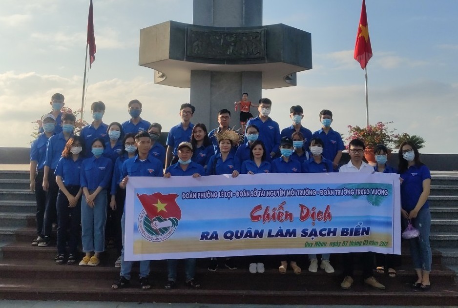 Ảnh: Đoàn viên tham gia Chiến dịch Ra quân làm sạch biển