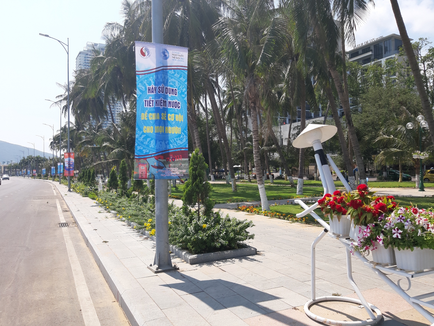 Treo băng rôn, phướn trên các tuyến đường thành phố Quy Nhơn