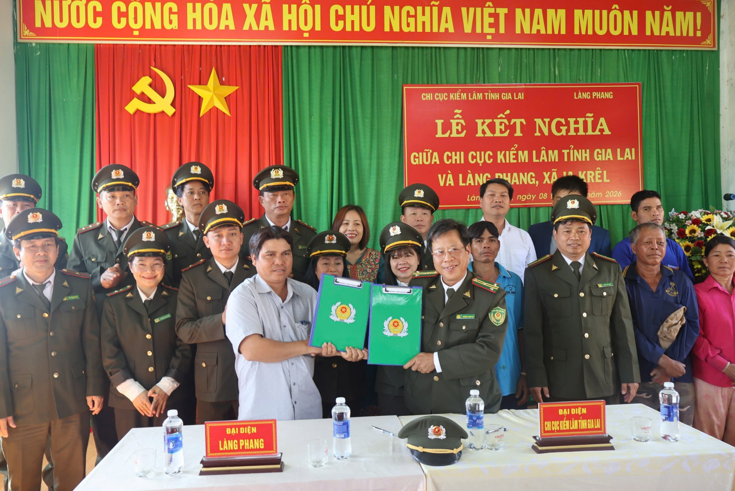 Ông Trương Thanh Hà - Phó Bí thư Đảng bộ bộ phận, Quyền Chi cục trưởng Chi cục Kiểm lâm ký kết bản kết nghĩa với Bí thư Chi bộ kiêm trưởng thôn làng Phang