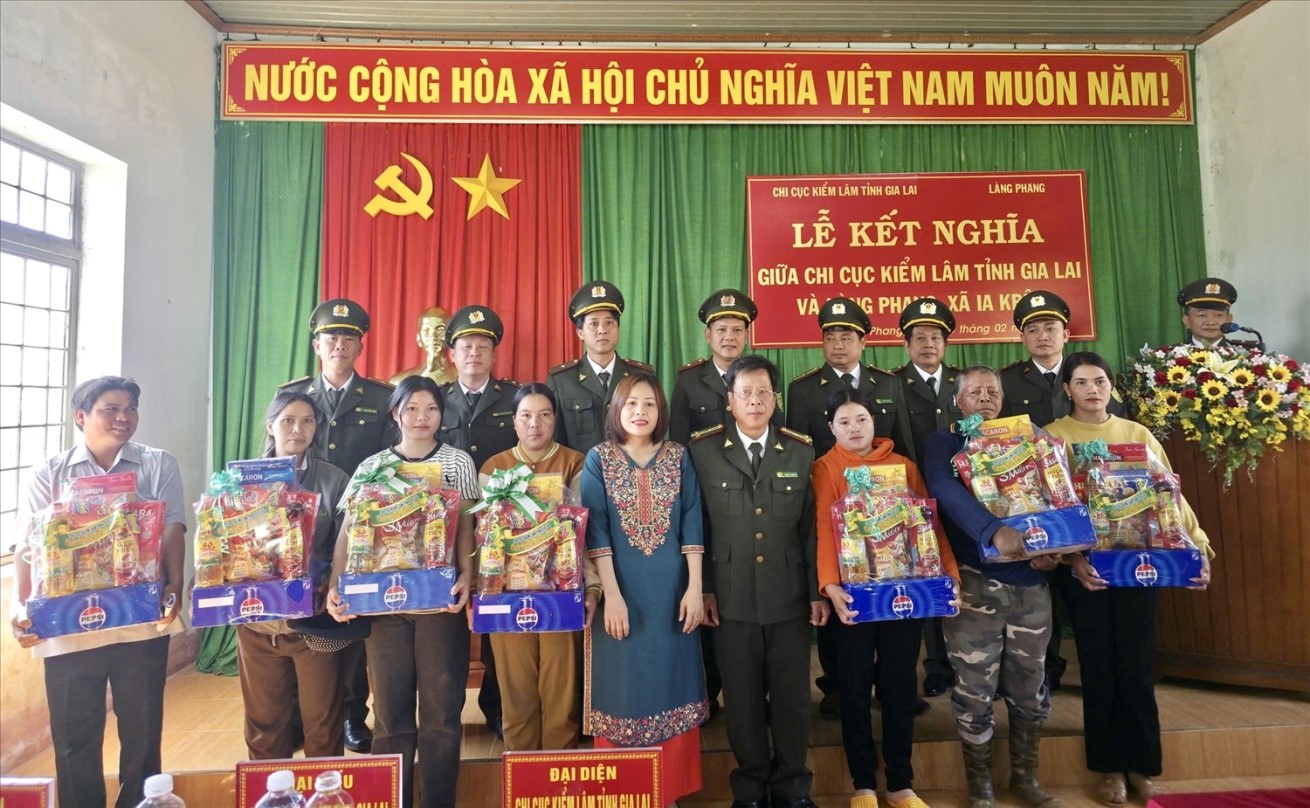 Chi cục Kiểm lâm và đại diện Đảng ủy, HĐND, UBND xã Ia Krêl trao tặng quà cho hộ gia đình chính sách và bà con dân tộc thiểu số tại địa phương