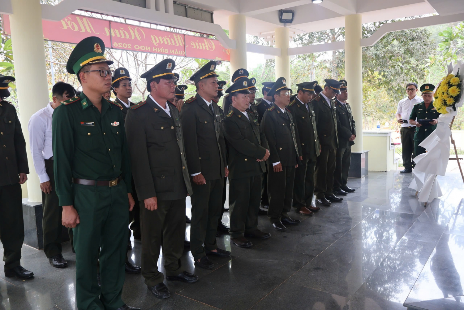 Lễ dâng hương tại Đài tưởng niệm liệt sĩ Đồn Biên phòng Quốc tế Lệ Thanh