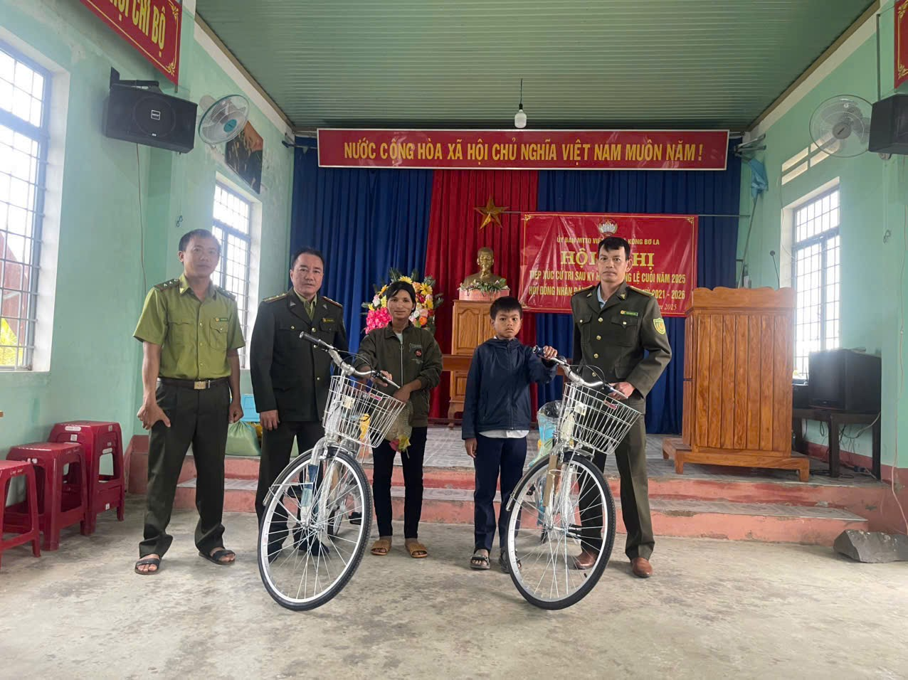 Hạt Kiểm lâm khu vực Kbang tặng xe đạp cho các em học sinh có hoàn cảnh khó khăn tại làng kết nghĩa