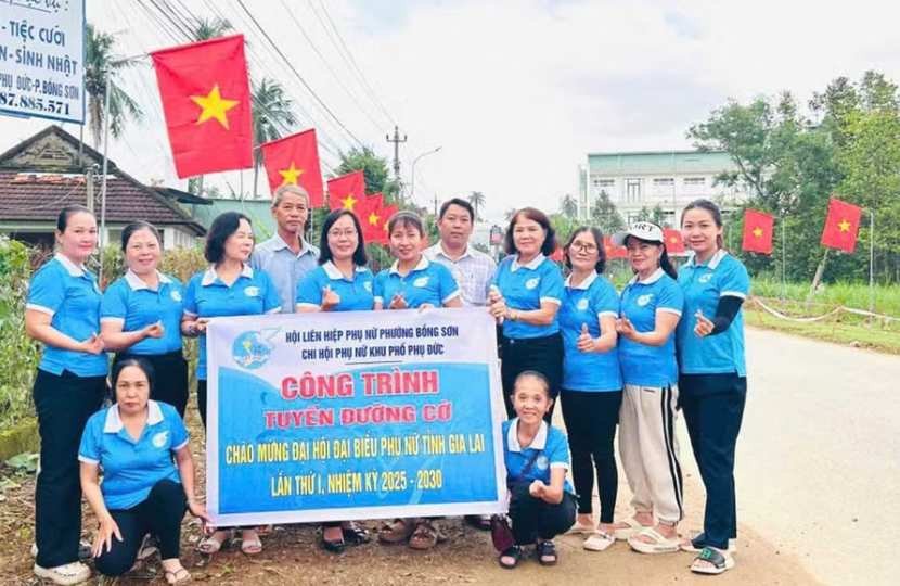 Hội Liên hiệp phụ nữ phường Bồng Sơn thực hiện tuyến đường cờ tại khu phố Phụ Đức. Ảnh: ĐVCC