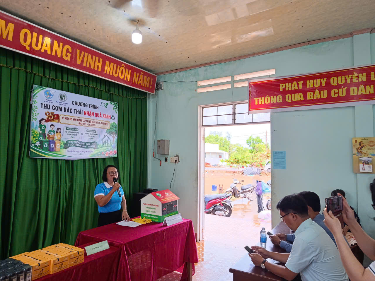 Chương trình thu gom rác thải nhận quà xanh tại xã Phù Mỹ Bắc, tỉnh Gia Lai
