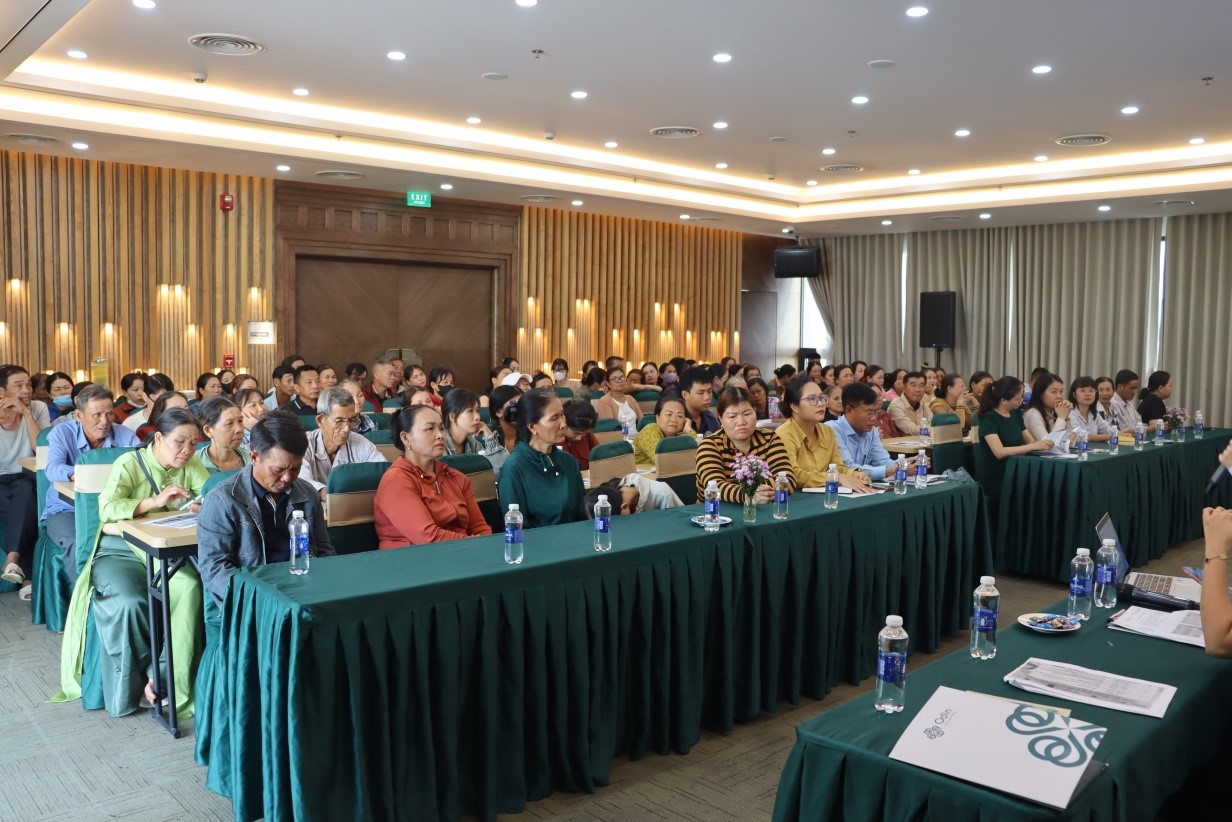 Ảnh: Hội thảo nhận được sự quan tâm của người lao động phi chính thức trong chuỗi cung ứng vật liệu tái chế.