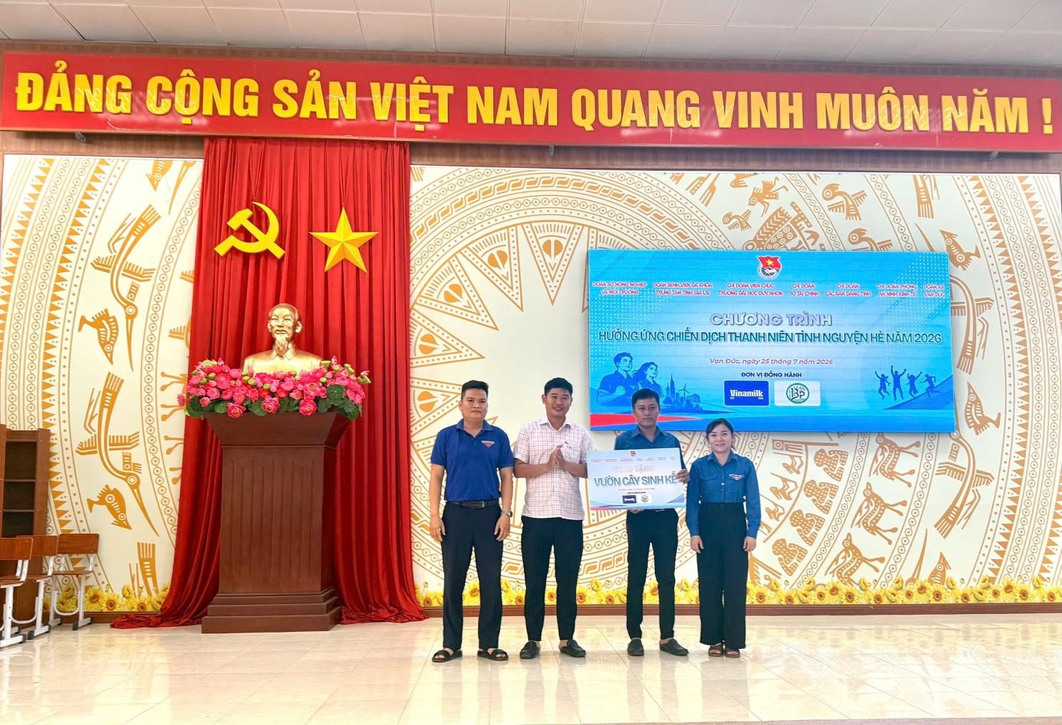 Trao “Vườn cây sinh kế” - Gieo niềm tin, chung sức xây dựng nông thôn mới