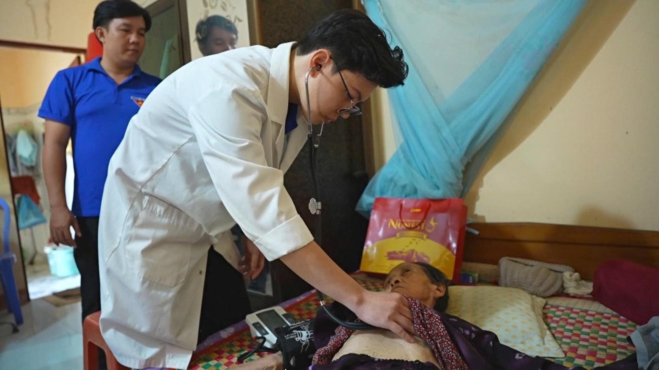 Ảnh: Bác sĩ Bệnh viện Đa khoa Trung tâm tỉnh Gia Lai khám sức khỏe cho Mẹ Việt Nam anh hùng Lê Thị Thạnh