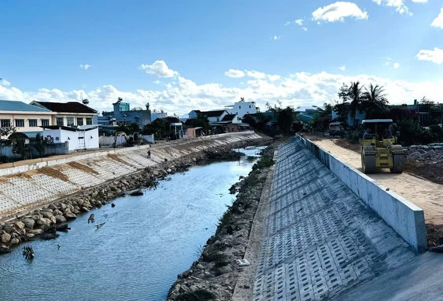Hệ thống đê sông tại phường An Nhơn Đông được đầu tư nâng cấp trước mùa mưa lũ. Ảnh: N.H